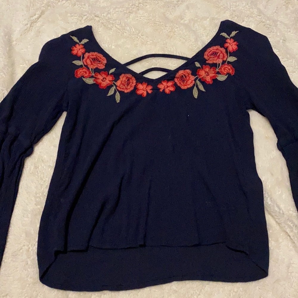 Has strings and back and has things to tie a bow on sleeves